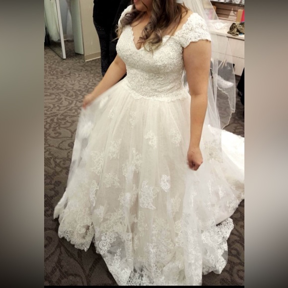 Oleg Cassini Wedding Dress - Picture 1 of 4